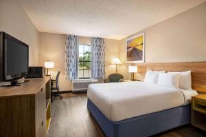 Queen Room - Disability Access - Non-Smoking room in Days Inn by Wyndham Shallotte