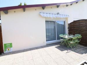 Maisons de vacances Gite Naucelles, 3 pieces, 4 personnes - FR-1-742-35 : photos des chambres