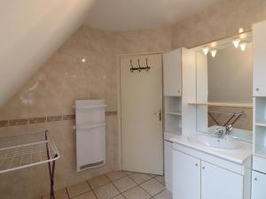 Maisons de vacances Gite Lavigerie, 4 pieces, 6 personnes - FR-1-742-250 : photos des chambres