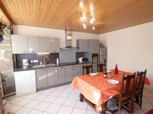 Maisons de vacances Gite Saint-Chamant, 3 pieces, 4 personnes - FR-1-742-215 : photos des chambres