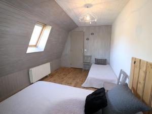 Maisons de vacances Gite Saint-Jacques-des-Blats, 5 pieces, 10 personnes - FR-1-742-254 : photos des chambres