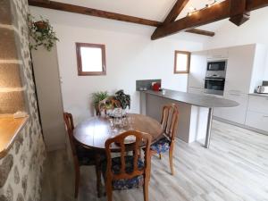 Maisons de vacances Gite Vic-sur-Cere, 3 pieces, 4 personnes - FR-1-742-354 : photos des chambres