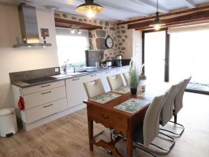 Maisons de vacances Gite Jussac, 4 pieces, 5 personnes - FR-1-742-405 : photos des chambres