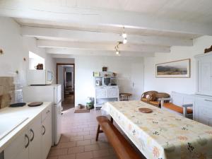 Maisons de vacances Gite Leynhac, 3 pieces, 5 personnes - FR-1-742-451 : photos des chambres