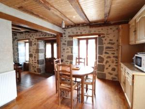 Maisons de vacances Gite Thiezac, 3 pieces, 6 personnes - FR-1-742-467 : photos des chambres