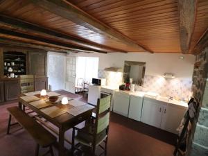 Maisons de vacances Gite Vic-sur-Cere, 5 pieces, 8 personnes - FR-1-742-491 : photos des chambres