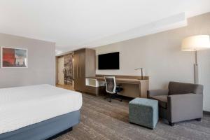 King Room with Mobility Accessible Roll-In Shower room in Best Western Plus Sparks-Reno Hotel