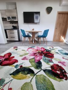 Moderní podkrovní byt 2KK u náměstí s klimatizací