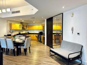 La Buena Vida Holiday Homes - Exquisite Spacious Luxe 1BR Apt , Full Marina View, Kitchen, 5 Min to Beach, JBR and Marina