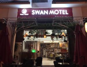 Swan Motel
