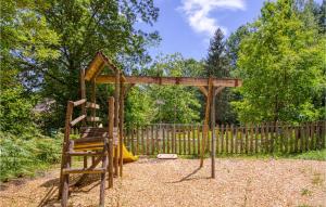 Maisons de vacances Cozy Home In Mirandol Bourgnounac With House A Panoramic View : photos des chambres
