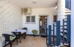 2 Bedroom Beautiful Apartment In Malinska 
