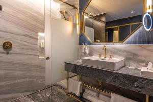 1 Bedroom Junior Suite, 1 King bed, City view room in Sofia Hotel Balkan a Luxury Collection Hotel Sofia