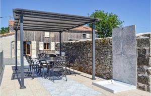Maisons de vacances Stunning Home In Viennay With Jacuzzi, Wifi And Outdoor Swimming Pool : photos des chambres