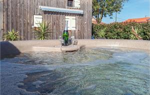 Maisons de vacances Stunning Home In Poitou Charentes With Jacuzzi, Wifi And Outdoor Swimming Pool : photos des chambres