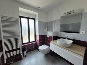 Maisons de vacances Maison familiale proche plages avec jacuzzi : photos des chambres
