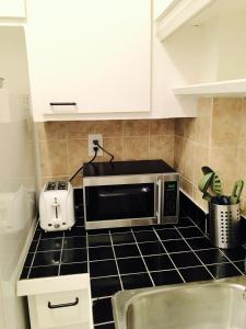 Stylish Montreal Apartment: Comfortable Stay in the Golden Square Mile