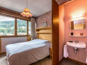 Appartements Appartement 2 chambres centre village - Proche pistes, cheminee, animaux admis - FR-1-437-41 : photos des chambres