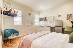 Hampton Collection - 2 Sleeper Studio Apartment with Pool