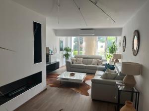 Modern Seaview Townhouse in Coral Bay