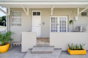 Hampton Collection - Contemporary 3 Sleeper Apartment with Pool