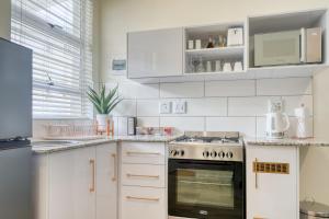 Hampton Collection - Contemporary 3 Sleeper Apartment with Pool