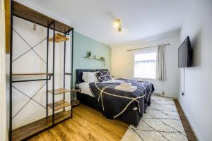 4 Bedroom House in Coventry, Sleeps 10, Free Unlimited Wi-Fi and Parking with Fireplace and Washer Dryer - 53QMC