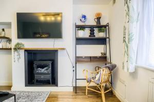 4 Bedroom House in Coventry, Sleeps 10, Free Unlimited Wi-Fi and Parking with Fireplace and Washer Dryer - 53QMC