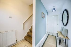 4 Bedroom House in Coventry, Sleeps 10, Free Unlimited Wi-Fi and Parking with Fireplace and Washer Dryer - 53QMC