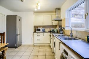4 Bedroom House in Coventry, Sleeps 10, Free Unlimited Wi-Fi and Parking with Fireplace and Washer Dryer - 53QMC