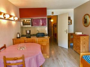 Studio cabine avec balcon, proche centre de Villard-de-Lans - FR-1-515-98