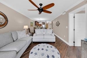 Destin on the gulf 704- Updated Gulf Front Property with Washer and Dryer