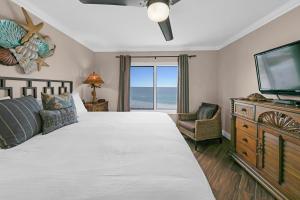 Destin on the gulf 704- Updated Gulf Front Property with Washer and Dryer