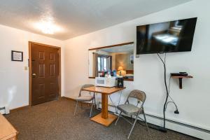 Mtn Views and Near River! Cozy Cooper Landing Haven