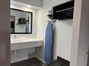 King Room with Roll-in Shower - Disability Access - Non-Smoking room in Studio 6 Tulsa OK Central