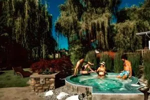 Serene Waterfront Escape with Pool, Hot Tub & Breathtaking Views - Pet Friendly - Kaleden