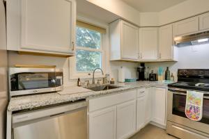 Kiamesha Lake Home with Deck 4 Mi to Resorts World!