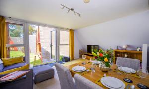 Escape to a Clifftop Chalet with pool and tennis onsite - 1A Kingsdown Holiday Park