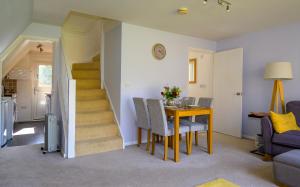Escape to a Clifftop Chalet with pool and tennis onsite - 1A Kingsdown Holiday Park