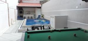 "Lindíssima Casa Pé na Areia com Opção da Piscina Aquecida Cobrado a Parte, Sala de Jantar, 3 Amplos Quartos, Sendo1Suíte, Amplo Espaço de Lazer com Área Gourmet em Deck Coberto com Churrasqueira e Mesa de Bilhar Frente a Piscina, Super Pertin