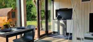 Puhkemaja metsa sees