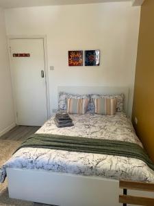 5 minutes to Wembley Rooms