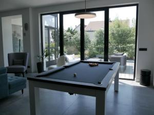 Villas Villa piscine city center / 15 min Chps Elysees : photos des chambres