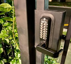 Posh DtwnMidtown Home w Stunning Roof-Top Terrace