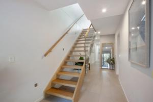 Noosa gem! Walking distance to cafes - shops - Sunshine Beach and dog Beach