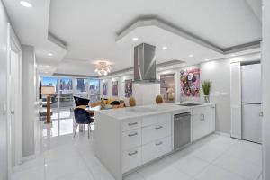 Funkin Fabulous! Water & City Views! 4BR