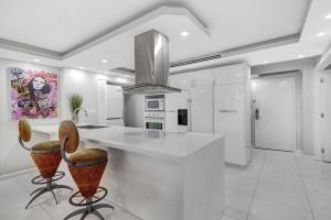 Funkin Fabulous! Water & City Views! 4BR
