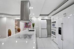 Funkin Fabulous! Water & City Views! 4BR