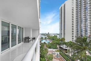 Funkin Fabulous! Water & City Views! 4BR