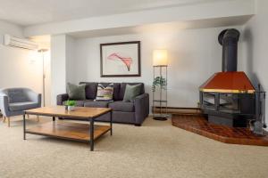 1BR in Carleton Lodge, Unbeatable Mountain Base Location, Ski In, Ski Out, Free Parking